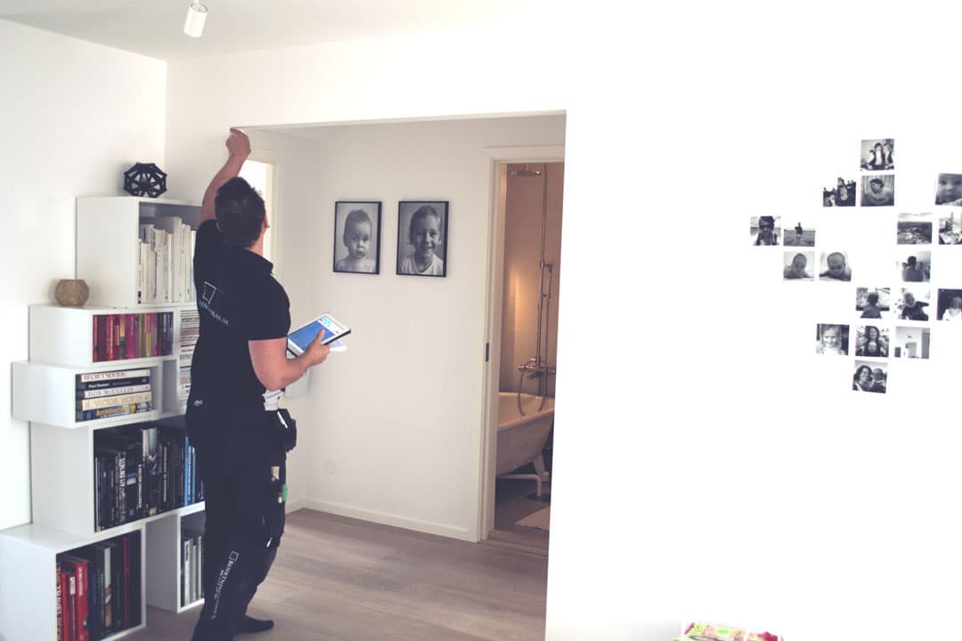 SBR-certifierad besiktningsman inspekterar fastighet